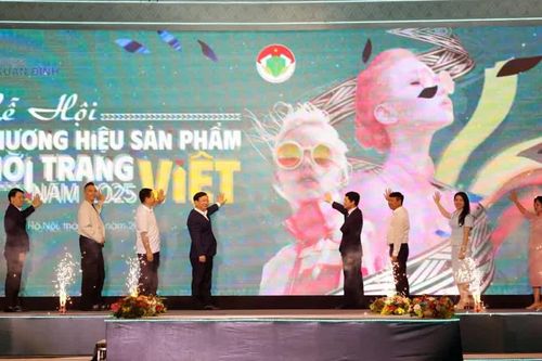 Khai mạc 'Lễ hội thương hiệu sản phẩm thời trang Việt năm 2025'