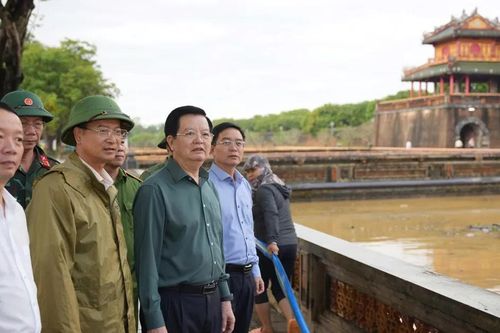 Phó Thủ tướng Mai Văn Chính kiểm tra công tác khắc phục mưa lũ tại khu vực Ngọ Môn - Đại Nội Huế