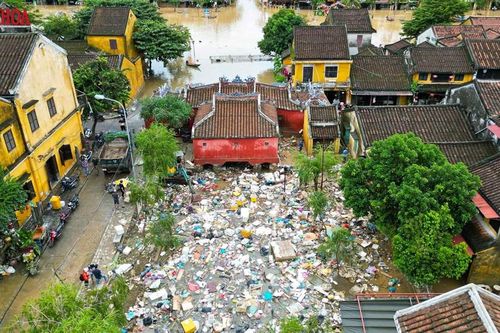 Phố cổ Hội An ngổn ngang rác thải, bùn non sau trận lũ lịch sử