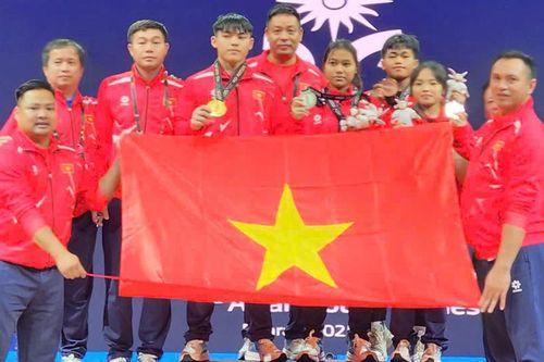 VĐV cử tạ Việt Nam về nước sau khi lập đại công tại Đại hội Thể thao trẻ châu Á