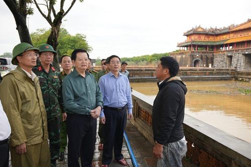 Phó Thủ tướng Mai Văn Chính kiểm tra tình hình ngập lụt tại Đại Nội Huế