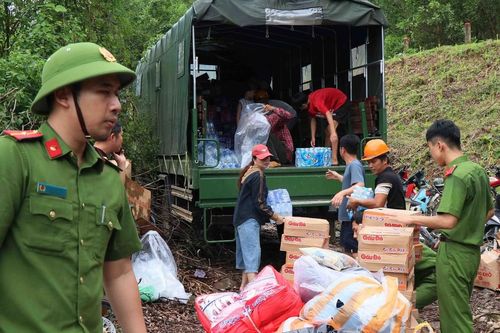 Lực lượng vũ trang Đà Nẵng vận chuyển lương thực tiếp tế cho các hộ dân bị cô lập