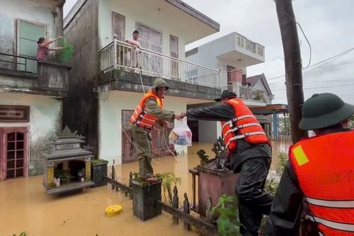 Những suất cơm nghĩa tình 'sưởi ấm' người dân vùng lũ