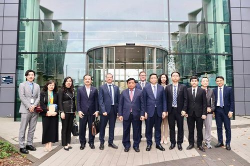 Thúc đẩy hợp tác với Tập đoàn công nghệ bán dẫn hàng đầu Vương quốc Anh