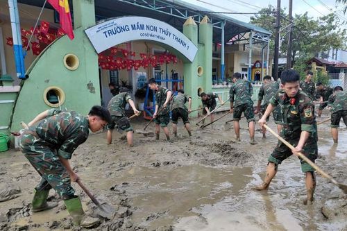 Hơn 2.000 cán bộ, chiến sĩ hỗ trợ nhân dân khắc phục hậu quả mưa lũ tại Huế