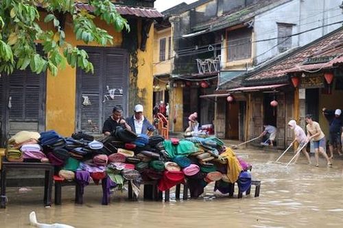 Chùm ảnh: Khắc phục hậu quả mưa lũ lịch sử tại Hội An