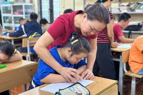 Lớp học đặc biệt của cô giáo Hòa