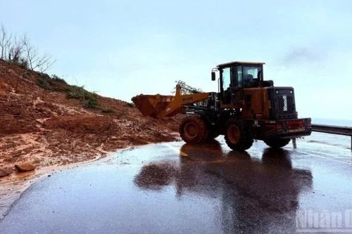 Mưa lớn gây sạt lở đường ở Hà Tĩnh