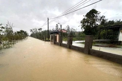 Nước lũ dâng cao gây ngập nhiều tuyến quốc lộ và khu dân cư phía bắc tỉnh Quảng Trị