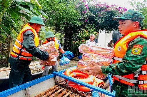 Bộ đội Biên phòng Quảng Ngãi giúp dân khắc phục hậu quả mưa lũ