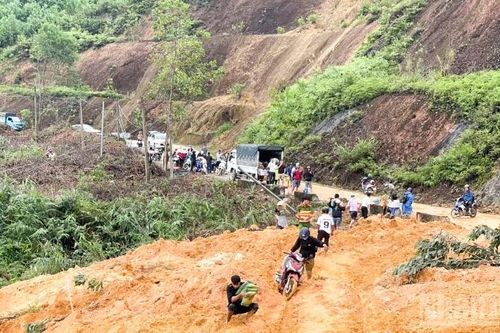 Đà Nẵng: Băng rừng cõng lương thực vào cho người dân bị cô lập do sạt lở núi
