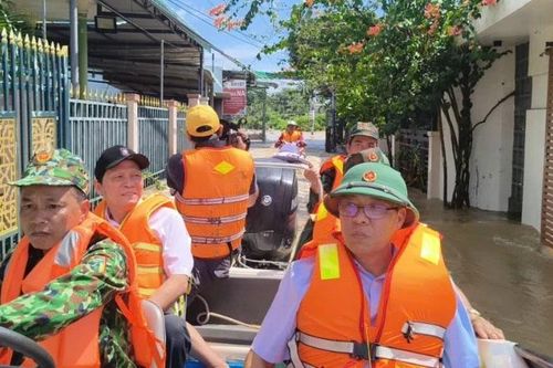 Lãnh đạo tỉnh Lâm Đồng thăm người dân tại vùng ngập lũ