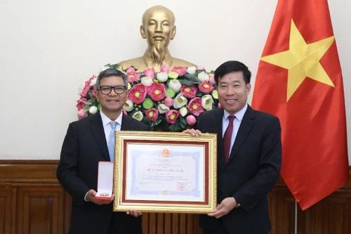 Trao tặng Huân chương Hữu nghị cho Đại sứ Indonesia tại Việt Nam