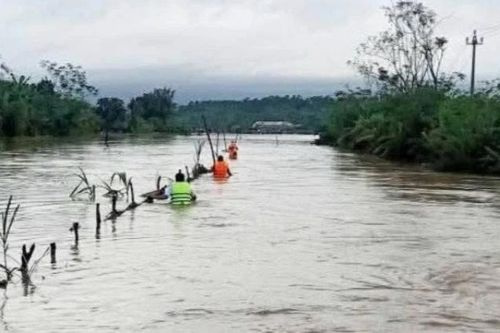Công an Quảng Trị tổ chức tìm kiếm bé gái bị nước lũ cuốn mất tích