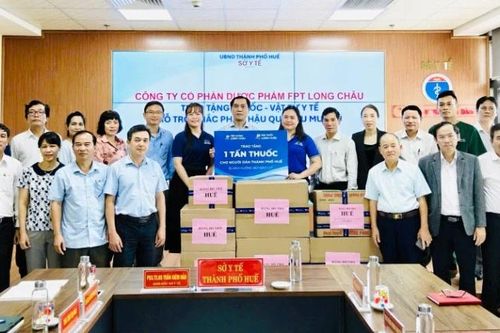 Long Châu trao 1 tấn thuốc và vật tư y tế hỗ trợ người dân vùng lũ Huế