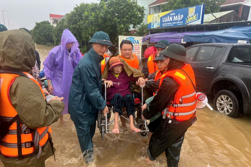 Bộ đội dốc sức ứng cứu nhân dân