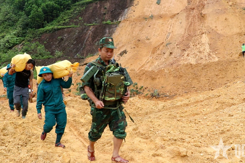 Bộ CHQS TP Đà Nẵng phối hợp với Sở Công Thương hỗ trợ 6 tấn gạo giúp nhân dân vùng lũ