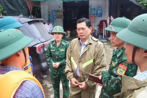 Phó Chủ tịch Thường trực HĐND TP Đà Nẵng Trần Phước Sơn thăm, động viên người dân vùng lũ