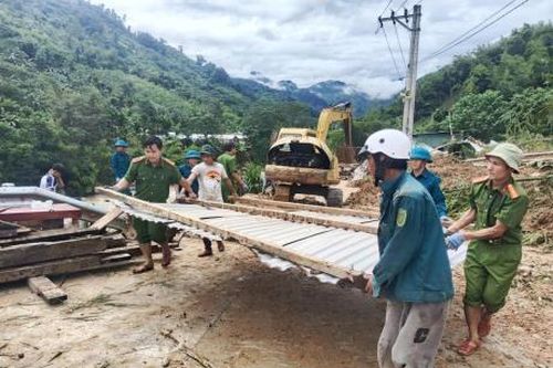 Lực lượng Công an khẩn trương giúp dân khắc phục hậu quả mưa lũ