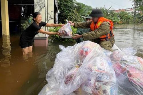 Giữa tâm lũ, người Đà Nẵng nhường nhau từng suất quà