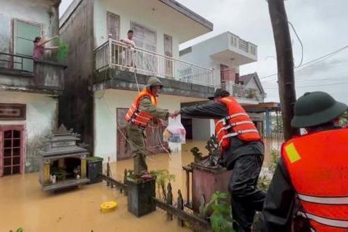 Sáng ngời tình quân dân trong lũ dữ