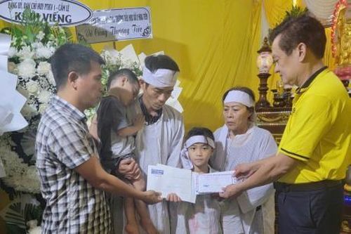Hơn 28 triệu đồng hỗ trợ gia đình nữ công nhân bị lũ cuốn, để lại 2 đứa con thơ