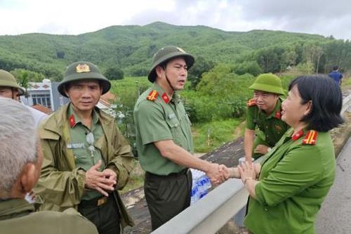 Công an TP Đà Nẵng kịp thời hỗ trợ người dân vùng lũ Duy Xuyên – Nam Phước