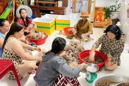 Nghĩa tình những nồi cá cơm rim hướng về bà con vùng lũ