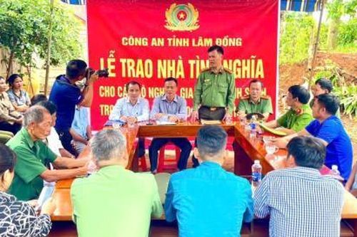 Công an tỉnh Lâm Đồng bàn giao 3 căn nhà tình nghĩa cho các hộ nghèo, hộ gia đình chính sách trong vùng đồng bào DTTS xã Đắk Song