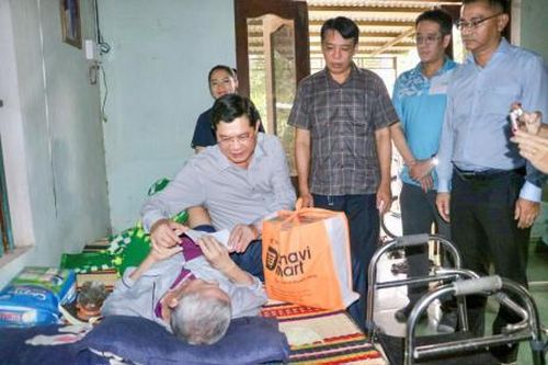 Phó Chủ tịch Thường trực HĐND thành phố Trần Phước Sơn thăm, động viên, trao quà cho bà con xã Thu Bồn và Duy Xuyên