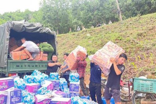 Công an phường Sơn Trà vận chuyển hàng hóa thiết yếu hỗ trợ đồng bào vùng lũ