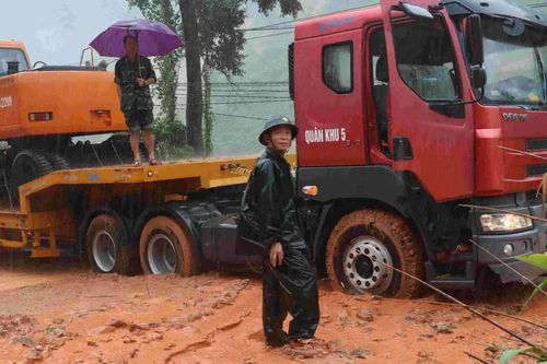 Những người lính mở đường trong mưa lũ