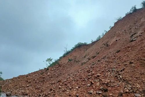 Hà Tĩnh: Nhiều tuyến đường sạt lở nghiêm trọng