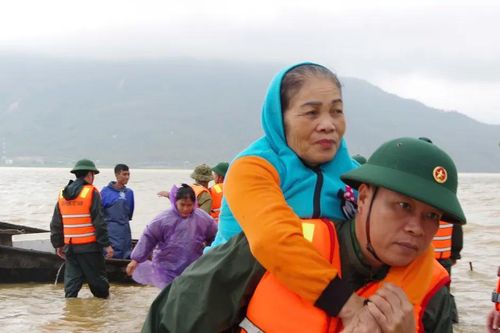 Hà Tĩnh: Sơ tán người dân ở vùng ngập lụt đến nơi an toàn