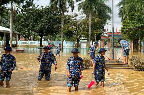 Lính biển Vùng 3 giúp dân Điện Bàn dọn bùn sau lũ