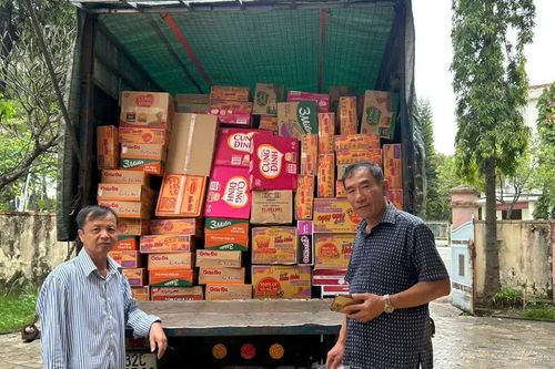 Quảng Ngãi: Tiếp tế thêm 5 tấn nhu yếu phẩm cho 400 hộ dân bị cô lập