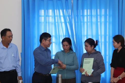Trao tiền hỗ trợ gia đình ngư dân bị nạn trên biển
