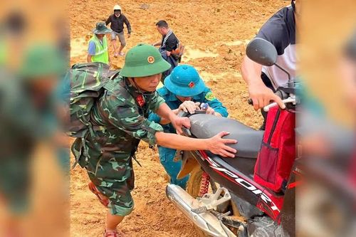 Lữ đoàn 270 băng rừng tiếp tế cho dân vùng cô lập Trà Tân