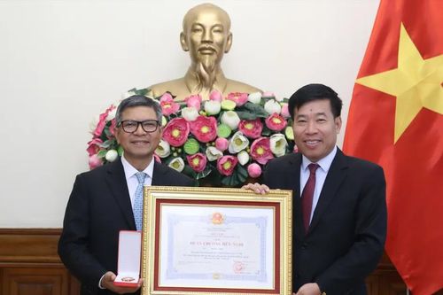 Trao tặng Huân chương Hữu nghị cho Đại sứ Đặc mệnh Toàn quyền Indonesia tại Việt Nam