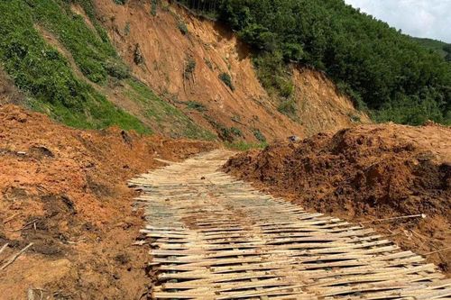 Sau sạt lở, người dân miền núi Quảng Ngãi làm đường bằng lồ ô