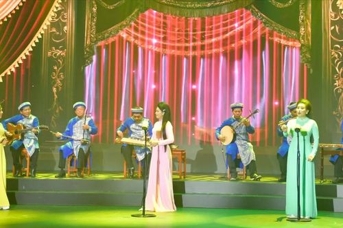 Khán giả xúc động trong đêm nghệ thuật 'Viễn Châu - Lời thương trên phím đàn'