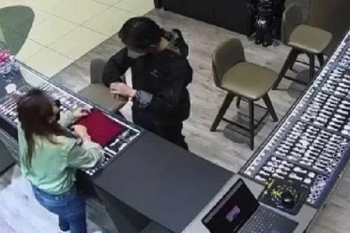 Người đàn ông đeo thử đồng hồ Rolex 817 triệu đồng rồi bỏ chạy