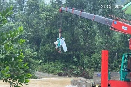 Giải cứu thành công 6 người dân đi rừng mắc kẹt vì mưa lũ
