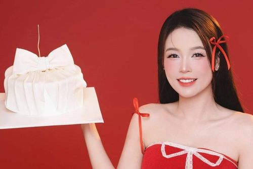 'Phú bà' Sam gây choáng vì nhan sắc ngọt ngào như tuổi 20