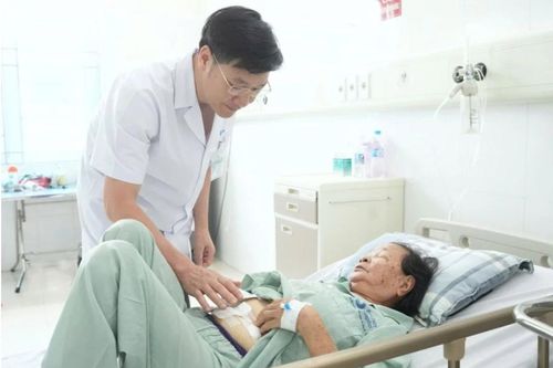 Cắt ung thư dạ dày cho cụ bà 85 tuổi mắc nhiều bệnh lý nền nguy hiểm