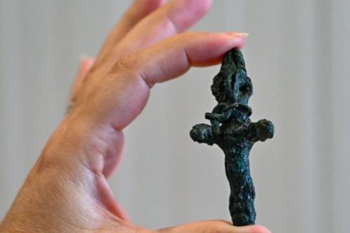 Rợn người chiếc đinh hình người dùng làm bùa hộ mệnh