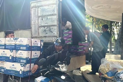Quảng Ngãi mở đường, tiếp tế thực phẩm cho 5 thôn bị cô lập