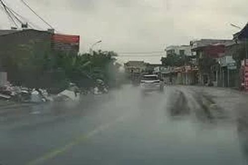 Lao như tên bắn giữa trời mưa, ô tô đâm vào người đi xe máy rồi lật ngửa
