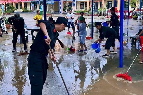 Các lực lượng chung tay giúp người dân Đà Nẵng khắc phục hậu quả mưa lũ