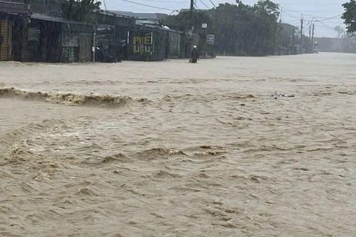 Mưa lớn, triều cường gây ngập sâu, sạt lở nhiều tuyến đường ở Hà Tĩnh